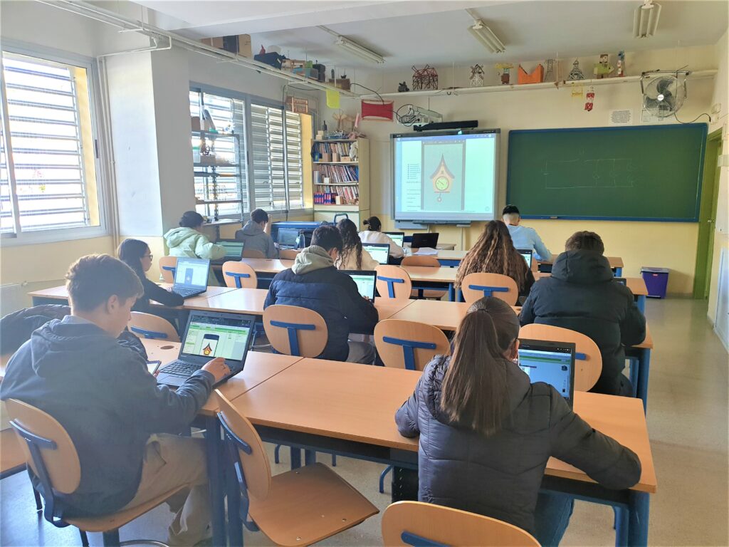 Creación digital y pensamiento computacional elementos claves que impulsan la innovación y el profesionalismo En la era digital en la que vivimos, la creación digital y el pensamiento computacional se han convertido en habilidades fundamentales para el éxito tanto en el ámbito educativo como profesional.. En este artículo, exploraremos en detalle qué es la creación digital y el pensamiento computacional, así como su relevancia actual en materia educativa y profesional. Creación digital y el pensamiento computacional La creación digital se refiere al proceso de diseñar, desarrollar y compartir contenido utilizando herramientas y tecnologías digitales. Esto puede incluir la creación de imágenes, videos, música, aplicaciones móviles, sitios web y mucho más. Por otro lado, el pensamiento computacional se refiere a la capacidad de pensar de manera estructurada y lógica para abordar problemas complejos y diseñar soluciones utilizando conceptos y técnicas de la informática. Ambas disciplinas están estrechamente relacionadas y se complementan entre sí para impulsar la innovación y la creatividad en diversos campos. Es por ende su importancia en la actualidad: • La creación digital y el pensamiento computacional fomentan la creatividad y la innovación al proporcionar a las personas las herramientas y habilidades necesarias para imaginar y diseñar soluciones nuevas y originales a problemas complejos. • En un mundo cada vez más digitalizado, las habilidades de creación digital y pensamiento computacional son cada vez más demandadas en el mercado laboral. Estas habilidades preparan a los estudiantes y profesionales para trabajos del futuro en campos como la programación, el diseño web, la inteligencia artificial y la realidad virtual, entre otros. • La creación digital y el pensamiento computacional desarrollan el pensamiento crítico y analítico al requerir que las personas descompongan problemas complejos en componentes más pequeños, identifiquen patrones y relaciones, y generen soluciones eficaces y eficientes. • La creación digital y el pensamiento computacional promueven la colaboración y el trabajo en equipo al involucrar a los estudiantes y profesionales en proyectos multidisciplinarios donde deben compartir ideas, resolver problemas y crear soluciones juntos. • Al enseñar a las personas a crear y utilizar tecnología de manera ética y responsable, la creación digital y el pensamiento computacional las empoderan para ser ciudadanos digitales informados y participativos en la sociedad actual. Aplicaciones Prácticas en Educación y Profesionalismo Estas disciplinas van más allá de simplemente utilizar tecnología, y se centran en capacitar a las personas para resolver problemas de manera creativa, diseñar soluciones innovadoras y comprender el funcionamiento de los sistemas computacionales. Son ejemplos de su aplicación: • Educación tecnológica: La creación digital y el pensamiento computacional se están integrando cada vez más en los planes de estudio escolares como parte de la educación tecnológica. Esto permite a los estudiantes desarrollar habilidades digitales desde una edad temprana y prepararse para carreras en campos relacionados con la tecnología. • Diseño de cursos y recursos educativos: Los educadores pueden utilizar la creación digital y el pensamiento computacional para diseñar cursos y recursos educativos interactivos y personalizados que involucren a los estudiantes y fomenten su participación activa en el proceso de aprendizaje. • Proyectos de aprendizaje basado en problemas: Los proyectos de aprendizaje basado en problemas ofrecen oportunidades para que los estudiantes apliquen el pensamiento computacional y la creación digital en contextos auténticos, resolviendo problemas del mundo real y diseñando soluciones innovadoras. • Desarrollo profesional continuo: En el ámbito profesional, la creación digital y el pensamiento computacional son habilidades valiosas que pueden ayudar a los trabajadores a mantenerse actualizados en un entorno laboral en constante cambio y a aprovechar nuevas oportunidades de crecimiento y desarrollo profesional. • Innovación en emprendimiento y negocios: Los emprendedores y empresarios pueden utilizar la creación digital y el pensamiento computacional para desarrollar productos y servicios innovadores, crear experiencias de usuario excepcionales y diferenciarse en el mercado competitivo actual. Conclusión La creación digital y el pensamiento computacional son habilidades fundamentales en la era digital en la que vivimos, que fomentan la creatividad, la innovación y el pensamiento crítico en diversos campos. Desde la educación hasta el profesionalismo, estas disciplinas desempeñan un papel crucial en la preparación de los individuos para el éxito en un mundo cada vez más digitalizado y tecnológicamente avanzado.